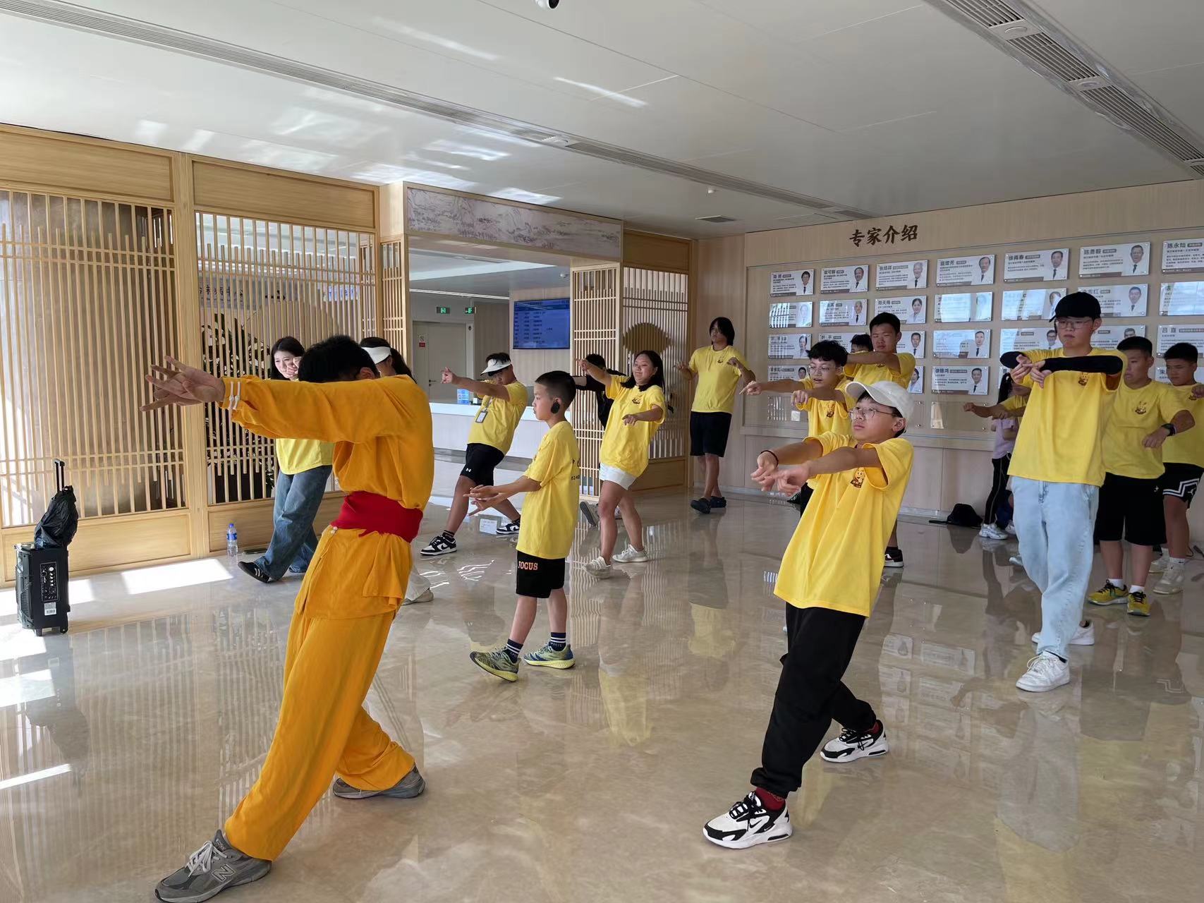 037.【Day4】參觀浙江中醫(yī)藥大學(xué)附屬省立同德醫(yī)院體驗(yàn)中醫(yī)中藥魅力-學(xué)練五禽戲