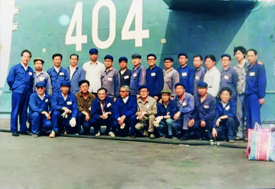 黃旭華（后排左一）同參與深潛試驗(yàn)的科研人員合影.jpg