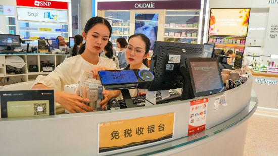 2025年11月1日，海口，cdf海口國(guó)際免稅城內(nèi)人頭攢動(dòng)，眾多旅客在選購(gòu)免稅商品。